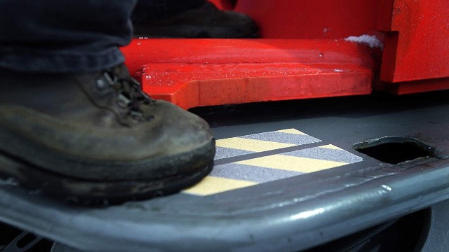 樓梯防滑條選哪種材質比較好？廠家材質推薦【昆山玉寰】