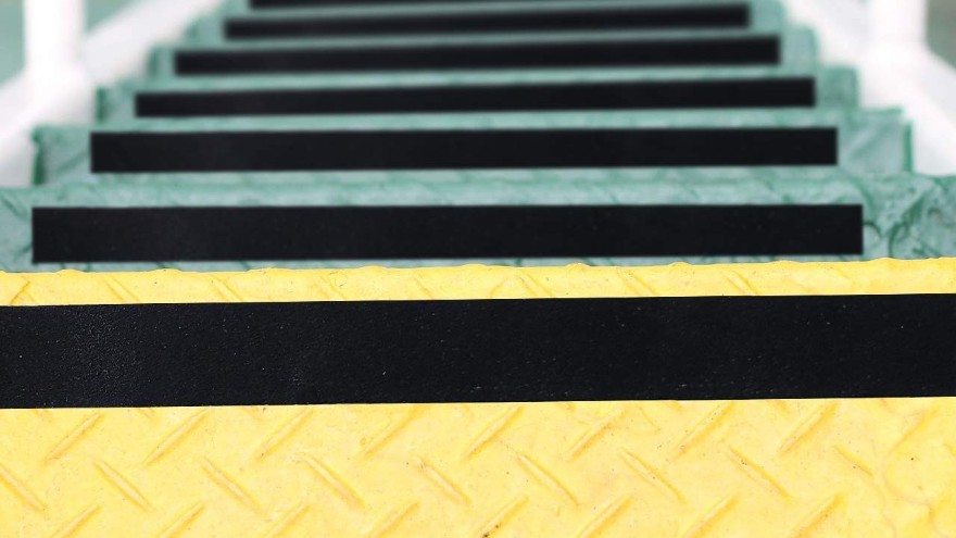 地面太油太滑怎么辦？防滑膠帶輕松來(lái)解決【昆山玉寰】