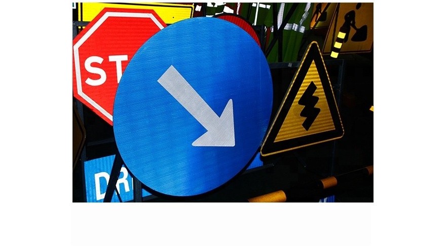 反光標(biāo)牌的反光膜要刻字嗎？數(shù)碼打印免刻字反光膜【昆山玉寰】