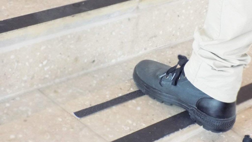 地鐵站雨天不防滑，防滑膠帶來(lái)幫忙！