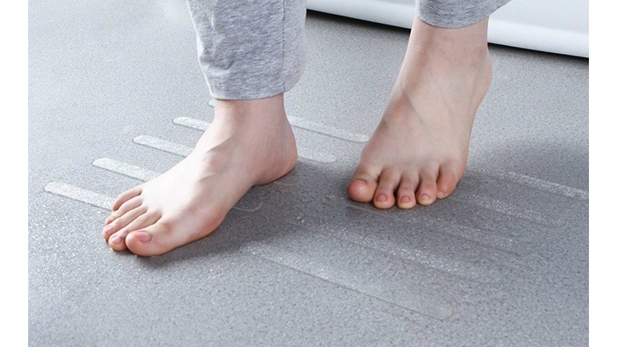 家里的浴室太滑怎么辦-防滑膠帶來(lái)補(bǔ)救【昆山玉寰】