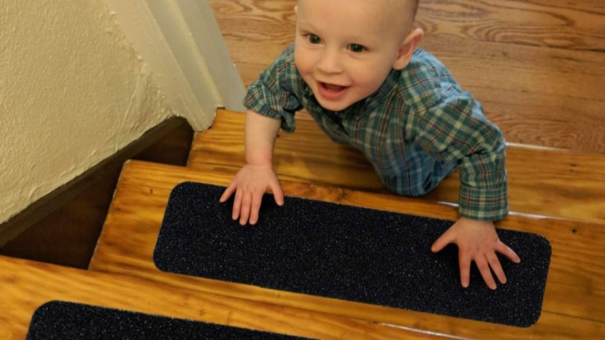 地面防滑如何解決？防滑膠帶來(lái)救場(chǎng)【昆山玉寰】