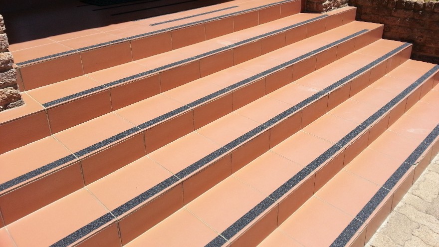 食堂地面怎么做防滑處理？推薦耐油污防滑膠帶